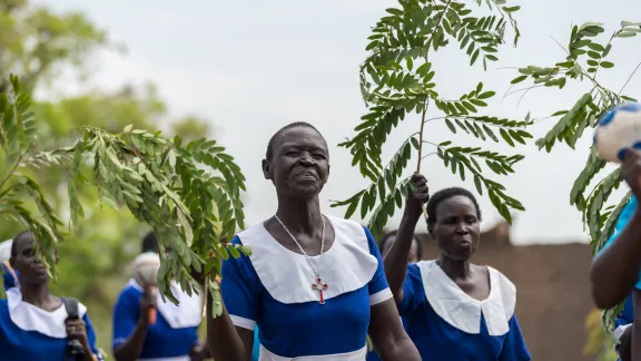 Eine Gruppe von Frauen aus der Diözese Kajo-Keji geht zur Kirche im Flüchtlingslager von Palorinya im Bezirk Obongi, Region West-Nil im Norden von Uganda. Alle Fotos: LWB/Albin Hillert