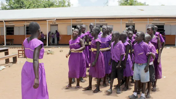 Minzi mit weiteren Mitgliedern des Kinderrechts-Clubs der Boroli Primary School. Innerhalb von nur zwei Jahren wurde sie Schulsprecherin und Vorsitzende des Kinderrechts-Clubs. Foto: LWB-Uganda