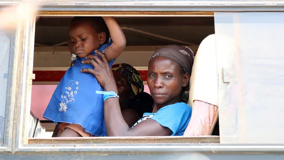 Eine soeben aus der DRK angekommen Frau wartet in Sebagoro mit ihrem Kind auf den Weitertransport. Der LWB in Uganda leistet direkt vor Ort Flüchtlingshilfe. Foto: Shamim Nalubega, LWB Uganda