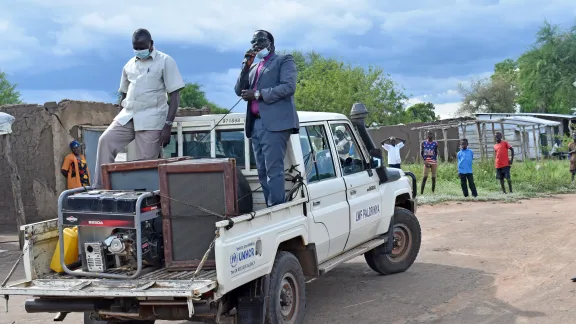 Der Bischof der Diözese Kajo-Keji im Südsudan, The Rt. Rev. Emmanuel Murye, spricht bei einem so genannten „road drive“, einer Art bewegter Kundgebung im Rahmen einer gemeinsam mit dem LWB durchgeführten Kampagne zu südsudanesischen Flüchtlingen. Mit dieser Art der Kundgebung sollen die Flüchtlinge in den Camps und Siedlungen für COVID-19 sensibilisiert und gleichzeitig große Menschenansammlungen vermieden werden. Foto: K. Logi/LWB-Uganda