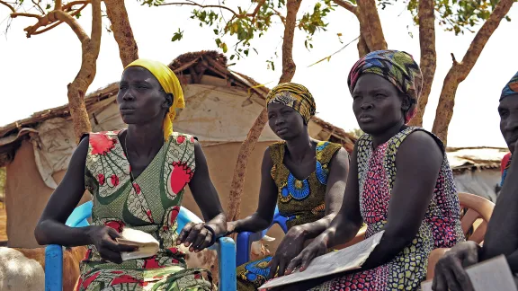 Südsudanesische Frauen von einer Kooperative in der Njumanzi-Flüchtlingssiedlung in Norduganda. Der LWB stellte ihnen Ziegen zur Verfügung, um mit ihnen ihren Lebensunterhalt zu sichern. Foto: LWB/C. Kästner