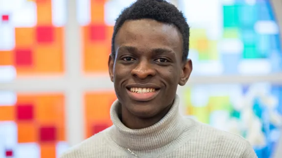 Emmanuel, ein nigerianischer Student, der aus der Ukraine geflohen ist und in Budapest von Mitarbeitenden und Studierenden des Theologischen Instituts der Evangelisch-Lutherischen Kirche in Ungarn aufgenommen wurde. Foto: LWB/A. Hillert