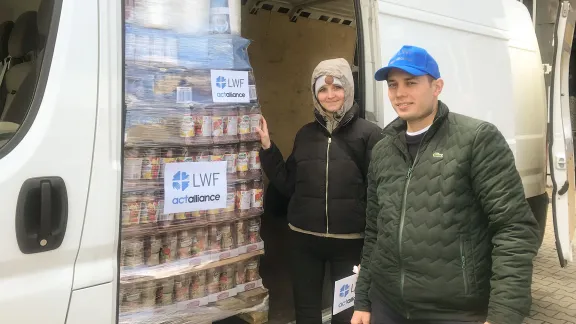 Katerina Brzicova, LWB-Mitarbeiterin für humanitäre Hilfe, und Samuel Reslour, ein Freiwilliger, helfen beim Transport von Hilfsgütern in ein Lager der Polnischen Humanitären Aktion (PAH), die mit dem LWB zusammenarbeitet, um Lebensmittel und andere Hilfsgüter an Flüchtlinge zu verteilen, die aus der Ukraine an den Grenzen von Zosin und Dohoruth fliehen. Foto: LWB/B. Khanal