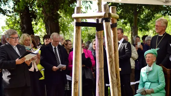 Königin Margarete II. von Dänemark (re.) pflanzt symbolisch einen Baum im Luthergarten, um die Verbundenheit der christlichen Kirchen weltweit zu unterstreichen. Foto: LWB/Felix Kalbe