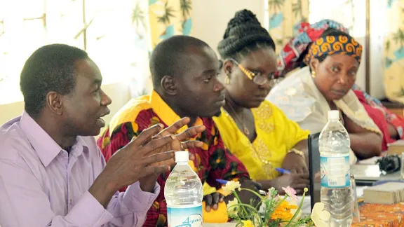 Zu den Teilnehmenden des LWB-Workshops in Ngaoundéré, Kamerun, gehörte Pfr. Mamadou T. Diouf (l.), Präsident der Lutherischen Kirche Senegals. Foto: LWF/ David Adjia