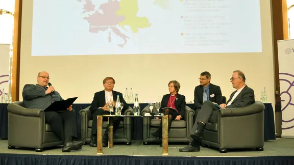 Diskussion über Europa mit Bischof Dr. Tamás Fabiny (2. v.l), Bischöfin Helga Haugland Byfuglien (Mitte), Bischof Dr. Frank O. July (r.). Foto: EKD/U. Hacke