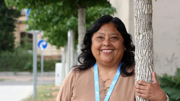 Pfarrerin Adita Torres Lescano, Präsidentin der Lutherischen Kirche Perus, besucht den Baum, den Delegierte ihrer Kirche im Wittenberger Luthergarten gepflanzt haben. Dieses anlässlich des Lutherjahres 2017 initiierte Projekt symbolisiert mit dem lebendigen Denkmal aus 500 neu gepflanzten Bäumen die ökumenischen Beziehungen christlicher Kirchen in aller Welt. Foto: LWB/A. Weyermüller