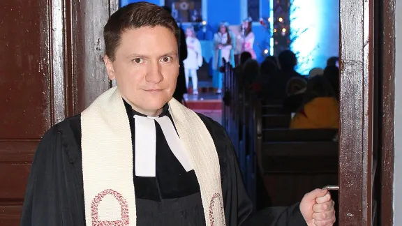 Pastor Wladimir Tatarnikow an der Tür der lutherischen St. Johanniskirche in Grodno, Belarus. Foto: Oleg Shreders