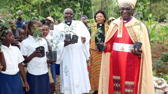 Das Pflanzen von Bäumen als Teil kirchlichen Lebens in der ELKT: (von rechts) Bischof Fredrik Shoo, Pfarrerin Faustine Kahwa und Pfarrer Solomon Massawe mit Schülerinnen und Schüler der Konfirmandengruppen, die sich auf eine Baumpflanzung in der Norddiözese Tansanias vorbereiten. Foto: ELKT