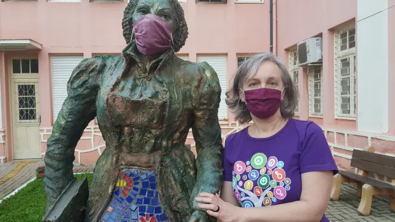 Rev. Dr Marcia Blasi standing next to a statue of Katharina von Bora at Faculdades EST, Brazil. Photo: Private