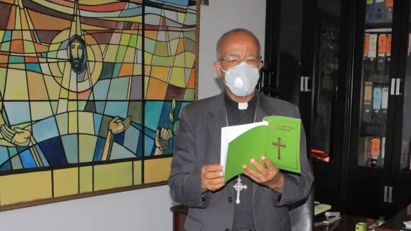 Der Präsident der Äthiopischen Evangelischen Kirche Mekane Yesus, Pfr. Yonas Yigezu Dibisa, in seinem Büro in Addis Ababa (Äthiopien). Foto: ÄEKMY