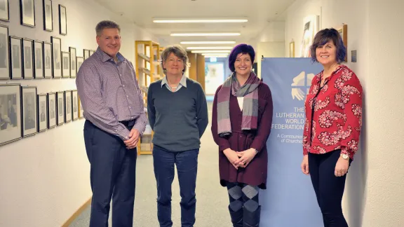 Im Gespräch über Ökumene und Versöhnung: (v.l.) Prof. Dr. Nathan Frambach lehrt am Wartburg Theological Seminary Pastoraltheologie, Philippa Hitchen ist Kommunikationsreferentin beim LWB, Carrie Petersen studiert im dritten, Marietta Nelson-Bitte im zweiten Jahr Theologie. Foto: LWI/N. Torrecillas