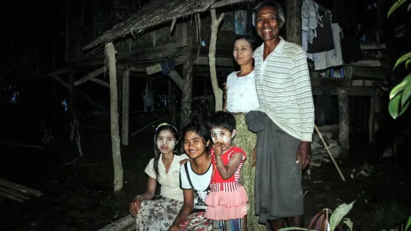 Bildunterschrift: U Kyaw Thein und seine Familie vor ihrem von der Flut beschädigten Haus. Foto: LWB Myanmar/M. Celiz