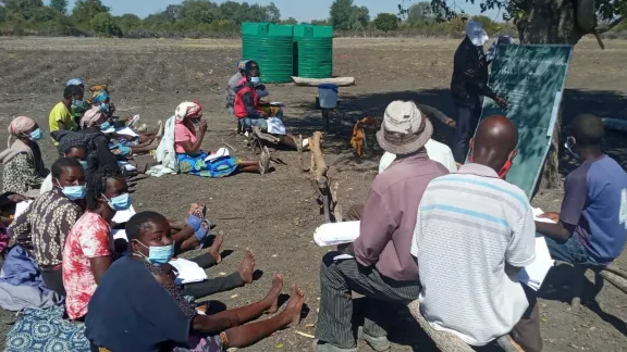 LWF trains members of a Farmerâs Association in Angolaâs drought-prone Cunene province in resilient farming methods. Photo: LWF Angola/Benny Fulayi