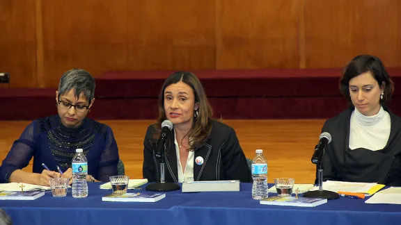 Maria Cristina Rendón (LWB) (Mitte) forderte auf einer Podiumsdiskussion während der 60.Sitzung der UN-Frauenrechtskommission eine entschiedene Bekämpfung der weltweiten Armut. Weitere Rednerinnen: Lopa Banerjee (links), UN Frauen, und Caterina Tino, UNICEF. Foto: Nick Jaech