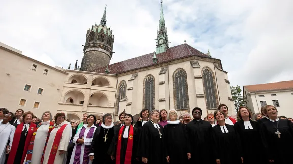 Mehr als 120 Pfarrerinnen aus 18 Ländern nahmen an der Fotoaktion für Frauenordination in Wittenberg, Deutschland, teil. Foto: LWB/Marko Schoeneberg