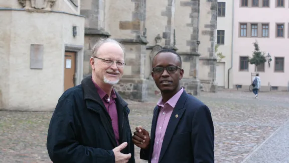 Die beiden namibischen Pfarrer Klaus-Peter Tietz (l.) und Isak Malua nahmen am 18. Theologischen Seminar in Wittenberg teil. Foto: LWB/A. Weyermüller