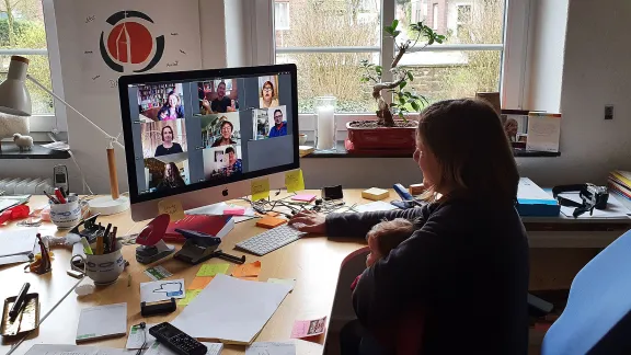 Die Teilnehmende des 19. Internationalen Seminars für Pfarrerinnen und Pfarrer, das im März 2019 im LWB-Zentrum Wittenberg stattfand, sind per Videokonferenz miteinander im Austausch. Foto: Michael Grimmsmann