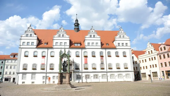 Der Makrtplatz in Wittenberg mit der Lutherstatue ist einer der Orte, die zu Beginn einer Video-Vorlesung des neuen Online-Kurs-Formats eingeblendet werden. Foto: LWB