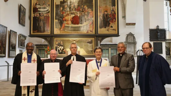 In der Wittenberger Stadtkirche: (v.l.) Jerry Pillay (Präsident der WGRK), Bishof Brian Farrell (Sekretär des Päpstlichen Rates zur Förderung der Einheit der Christen), Martin Junge (LWB-Generalsekretär), Ivan Abrahams (WMK-Generalsekretär), Jong Chun Park (Präsident des WMK) und Chris Ferguson (WGRK-Generalsekretär). Foto: WGRK/Anna Siggelkow