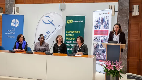 Maria-Cristina Rendón, LWB-Programmassistentin für Geschlechtergerechtigkeit und die Stärkung von Frauen, spricht zu den Teilnehmenden der Veranstaltung. Foto: LWB/S. Gallay