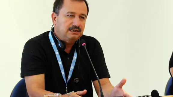 Pfr. José Pilar Álvarez Cabrera, Präsident der Lutherischen Kirche Guatemalas, spricht beim Workshop „Advocacy für die Menschenrechte von Frauen“, der im Ökumenischen Zentrum in Genf stattfand, über die Situation der MenschenrechtsaktivistInnen in seinem Land. Foto: LWB/Peter Kenny