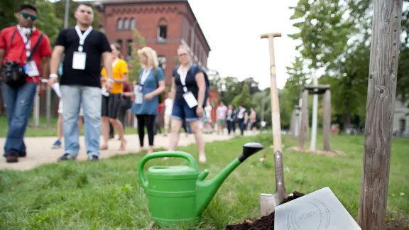 Für den LWB ist Klimagerechtigkeit auch eine Frage der Generationengerechtigkeit. Das Foto zeigt eine symbolische Baumpflanzung im Luthergarten in Wittenberg während eines Treffens des Netzwerks junger Reformatorinnen und Reformatoren 2015. Neue Veröffentlichungen weisen auf die Konsequenzen des Klimawandels für zukünftige Generationen. Foto: LWB/ Marko Schoeneberg