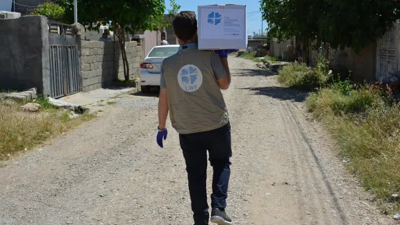 Im Distrikt Summel im Verwaltungsbezirk Dohuk verteilt das für den Nordirak zuständige LWB-Mitarbeiterteam Lebensmittelhilfen an schutzbedürftige Familien. Als Reaktion auf die Coronavirus-Pandemie hat die Regierung des Landes Einschränkungen der Bewegungsfreiheit und andere Maßnahmen verhängt, sie sich negativ auf die Existenzgrundlagen vieler Familien auswirken. Foto: LWB-Irak