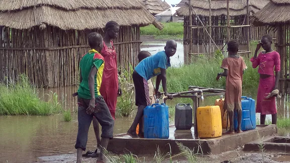 Flüchtlingskinder beim Wasserholen an einer vom LWB gebauten Wasserstelle. Foto: LWB/DWS Äthiopien