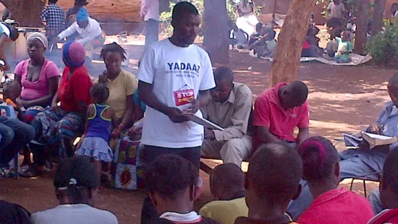 Kheke Chana warns residents of a Zambian village of the dangers of drug and alcohol abuse. Photo: ELCZ