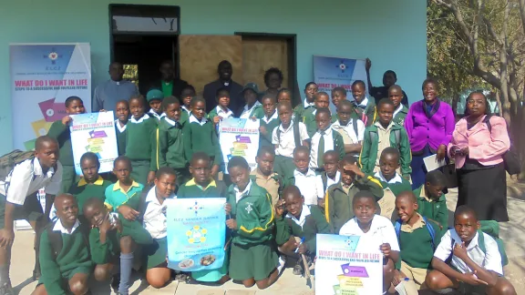 Pfarrerin und Programmkoordinatorin Elitha Moyo (2.v.r.) bei einer der Schulklassen, die sich mit dem Genderprogramm der Evangelisch-Lutherischen Kirche in Simbabwe (ELKS) auseinandersetzt. Foto: LWB