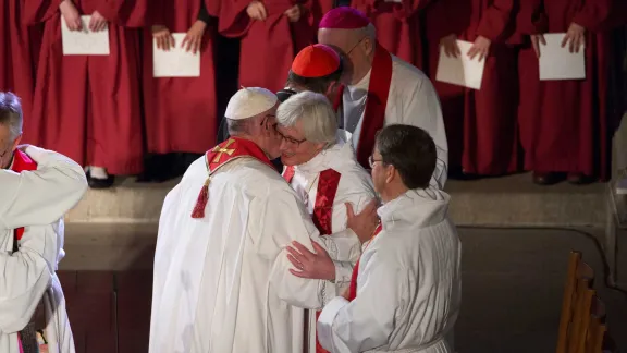 Archbishop Jackelén and Pope Francis embrace during the joint commemoration of the Reformation in Lund Cathedral. Photo M. Ringlander/Church of Sweden