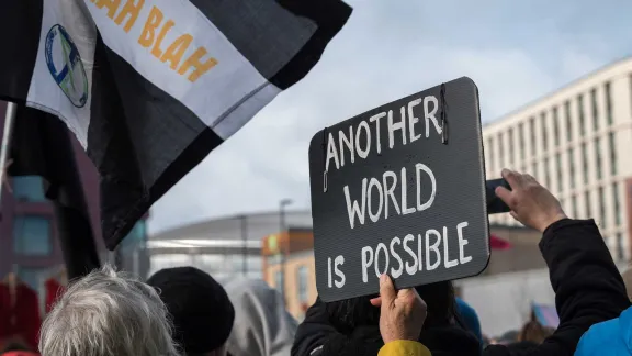 Während der UN-Klimakonferenz COP26 in Glasgow, Schottland, protestierten Menschen gegen die Untätigkeit der Regierungen bei der Eindämmung der Klimakrise. Foto: LWB/Albin Hillert