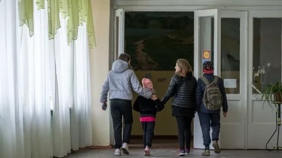 A group of students arrive at the Ichnya school of Vasilchenko. While classes cannot take place onsite, students pass by occasionally, for example to pick up learning materials. Photo: LWF/ Albin Hillert