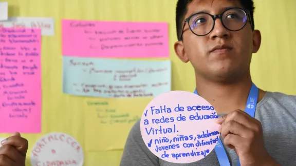 Die Teilnehmenden des Workshops „Gemeinsam am Tisch“ in Porto Alegre, Brasilien, stellten die Anliegen junger Menschen in der LWB-Region Lateinamerika und Karibik vor. Josue Vera Gutierrez, Bolivianische Evangelisch-Lutherische Kirche, erläutert die sozialen Herausforderungen in seinem Land. Foto: LWB/Eugenio Albrecht