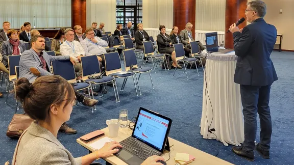 Der LWB-Regionalsekretär für Europa, Ireneusz Lukas, spricht zu den Delegierten der Kirchenleitungskonsultation für Mittel- und Osteuropa in Bratislava. Foto: ECAC SR/Jana Nunvárová