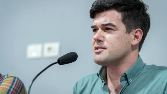 Romario Dohmann von der Evangelischen Kirche am La Plata spricht zu religiösen Führungspersonen und Vertreterinnen und Vertretern ökumenischer Organisationen während des Talanoa-Dialogs am Vorabend der COP27. Foto: LWB/Albin Hillert 