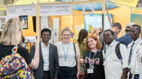 Junge Menschen, die sich auf der COP27 für das Klimagerechtigkeit einsetzen: (von links) Angelious Michael (Indien), Michelle Schwarz (Deutschland), Laura Meloy (USA), Raj Kundra (Indien), Erik Kapira (Tansania). Foto: LWB/Albin Hillert