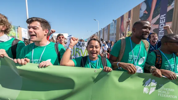 Junge Delegierte des LWB rufen auf der COP27 zu mehr Klimagerechtigkeit auf. Foto: LWB/Albin Hillert