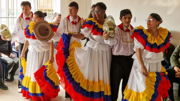 En el Centro de Formación Integral La Vid Verdadera un grupo de personas con discapacidad auditiva o mental presenta con orgullo una danza tradicional colombiana a las personas visitantes de la Preasamblea de la FLM. Foto: FLM/A. Weyermüller