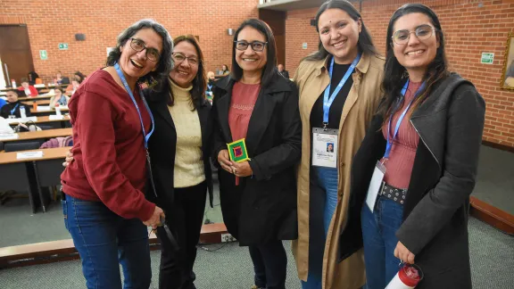 Las mujeres desarrollan un valioso rol en la IELCO y coordinan muchas áreas de trabajo en la iglesia: (de izquierda a derecha) Rev. Liria Consuelo Preciado (coordinadora de pastoral), Olga Gualteros (coordinadora de diaconía), Zulma Ojeda (coordinadora de educación), Katherine Pico (coordinadora de juventud) y Melissa Gómez (coordinadora de evangelización). Foto: FLM/Eugenio Albrecht