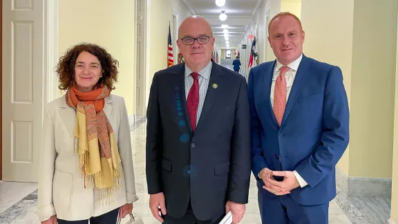 LWF-Länderreferentin für Jerusalem Sieglinde Weinbrenner (links) und Fadi Atrash, CEO des Auguste-Viktoria-Krankenhauses (rechts), mit Repräsentant James P. “Jim” McGovern