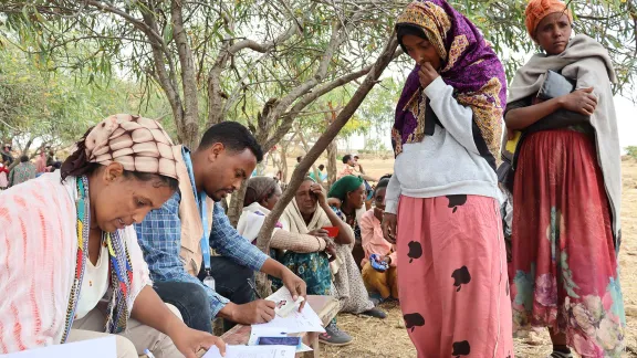 Auszahlung von Bargeldhilfen an einem LWB-Stand in Tigray. Für die Auszahlung ist der Personalausweis vorzulegen, quittiert wird mit einem Fingerabdruck