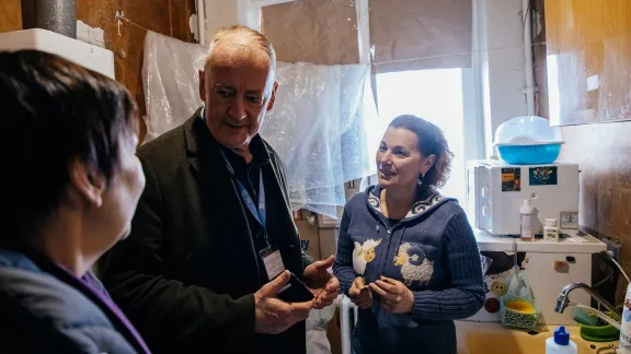 Mark Mullan, the LWF Team Leader in Ukraine, meets a family in Kharkiv whose apartment was damaged by a missile strike. LWF will renovate this family’s home. Photo: LWF/ Anatoliy Nazarenko