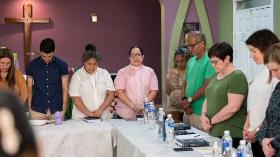 25 October 2023, Tegucigalpa, Honduras: Rev. Lidia Suyapa Ordoñez, pastor of the Camino de Emmaus Church of the Christian Lutheran Church in Honduras, leads a moment of prayer at the Resurrection Church in Comayagüela with visitors from the Lutheran World Federation under the leadership of general secretary Rev. Dr Anne Burghardt. Photo: LWF/A. Hillert