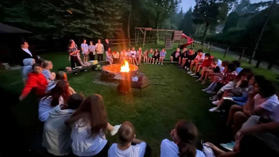 Teenager am Lagerfeuer in den Bergen von Wisła. Vor allem ältere Kinder profitierten von der Gelegenheit, einige Zeit fern von ihnen Familien und mit Gleichaltrigen zu verbringen.