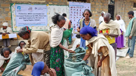 Verteilung von Getreide an Binnenvertriebene in Maichew im Süden der Region Tigray. Aufgrund des Konflikts hatten die landwirtschaftlichen Betriebe keine Möglichkeit, Saatgut auszubringen und zu ernten