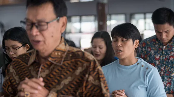 Congregants gather in prayer at the GKPI Medan Kota congregation on 26 November. Photo: LWF/Albin Hillert