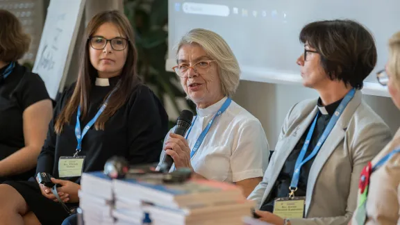 Pfarrerin Halina Radacz von der Evangelisch-Augsburgischen Kirche in Polen mit anderen Pfarrerinnen auf einem Podium, die den Prozess ihrer Kirche zur Aufnahme von Frauen in das ordinierte Amt vorstellen