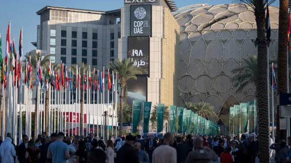 Menschen aus aller Welt versammeln sich im Stadtteil Expo City Dubai, dem Veranstaltungsort des UN-Klimagipfels COP28